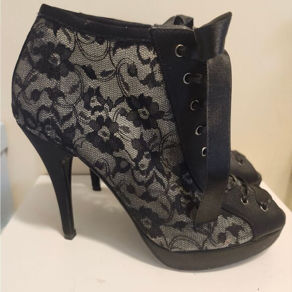 Stuart Weitzman Black Mesh/Lace Peep Toe Lace Up Ankle Boots sz.8 Ret.$495 - Picture 3 of 11